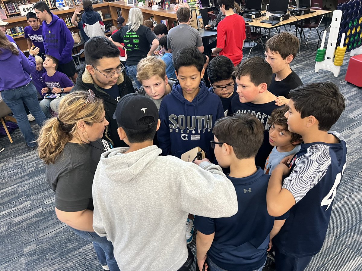 lanemoellendorf's tweet image. Very fun morning watching our @BoerneMSSouth E-Sports Team take on Voss and North. Super cool to see their sportsmanship while competing against each other 🎮🏆🖥️  @BMSS_LIB