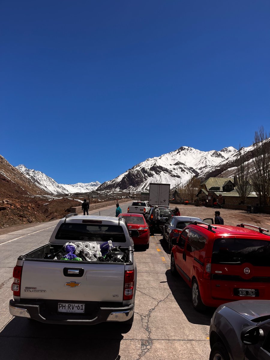 Fernandaniela_p's tweet photo. @biobio Cubran lo que está pasando en el paso Los #Libertadores de Mendoza a Chile, 15 horas de espera para llegar a Aduana, niños y gente mayor muy complicada en automóviles y 3 de 8 casetas operativas en #Aduana Chilena… Un CAOS https://t.co/Rg2Hd1M2Aj