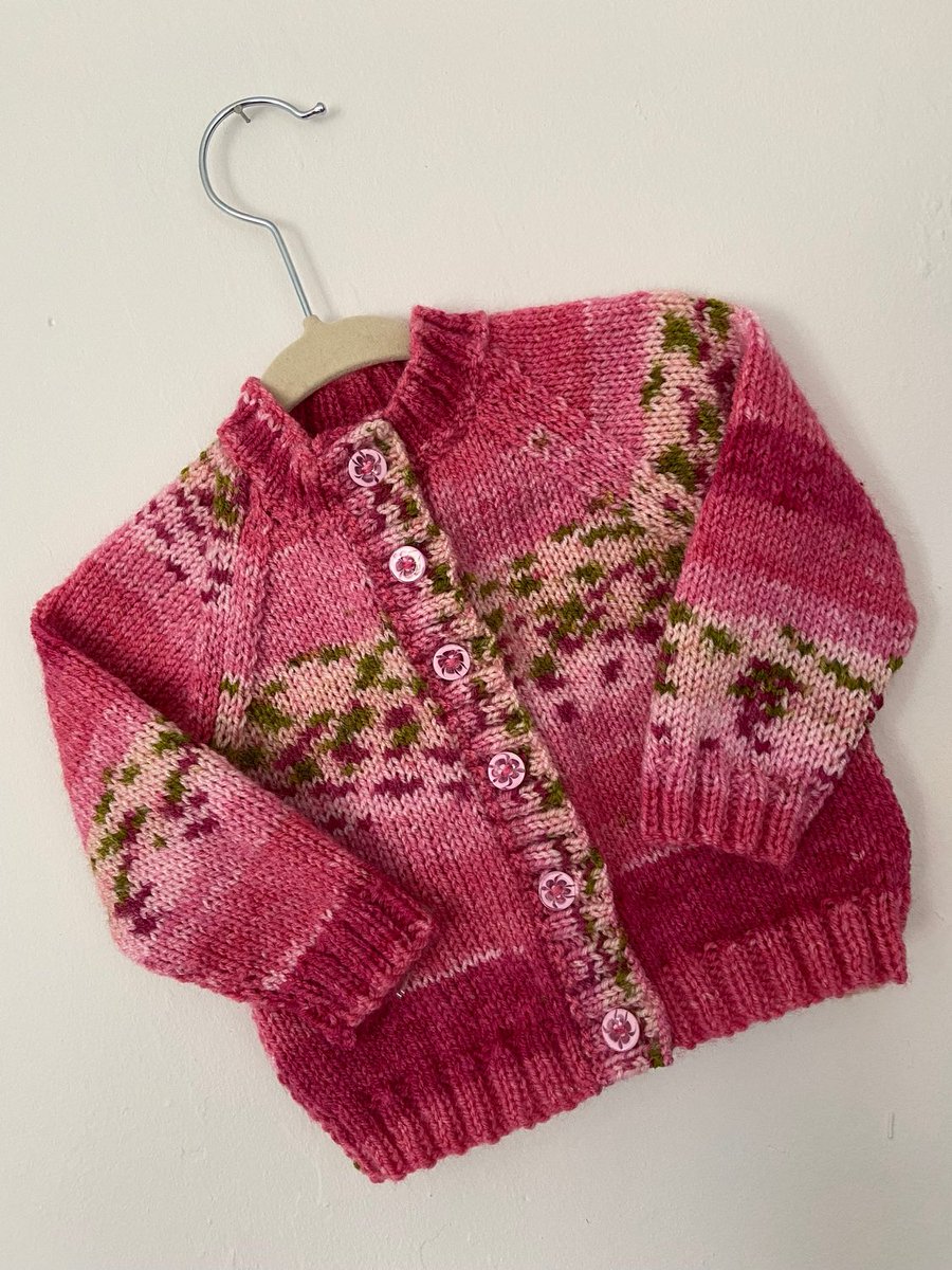 Round neck pink baby girl cardigan 🩷👶🏼🧶
bettysmumknits.etsy.com/listing/158903…

#mhhsbd #handmadebabyclothes #etsyuk #pink