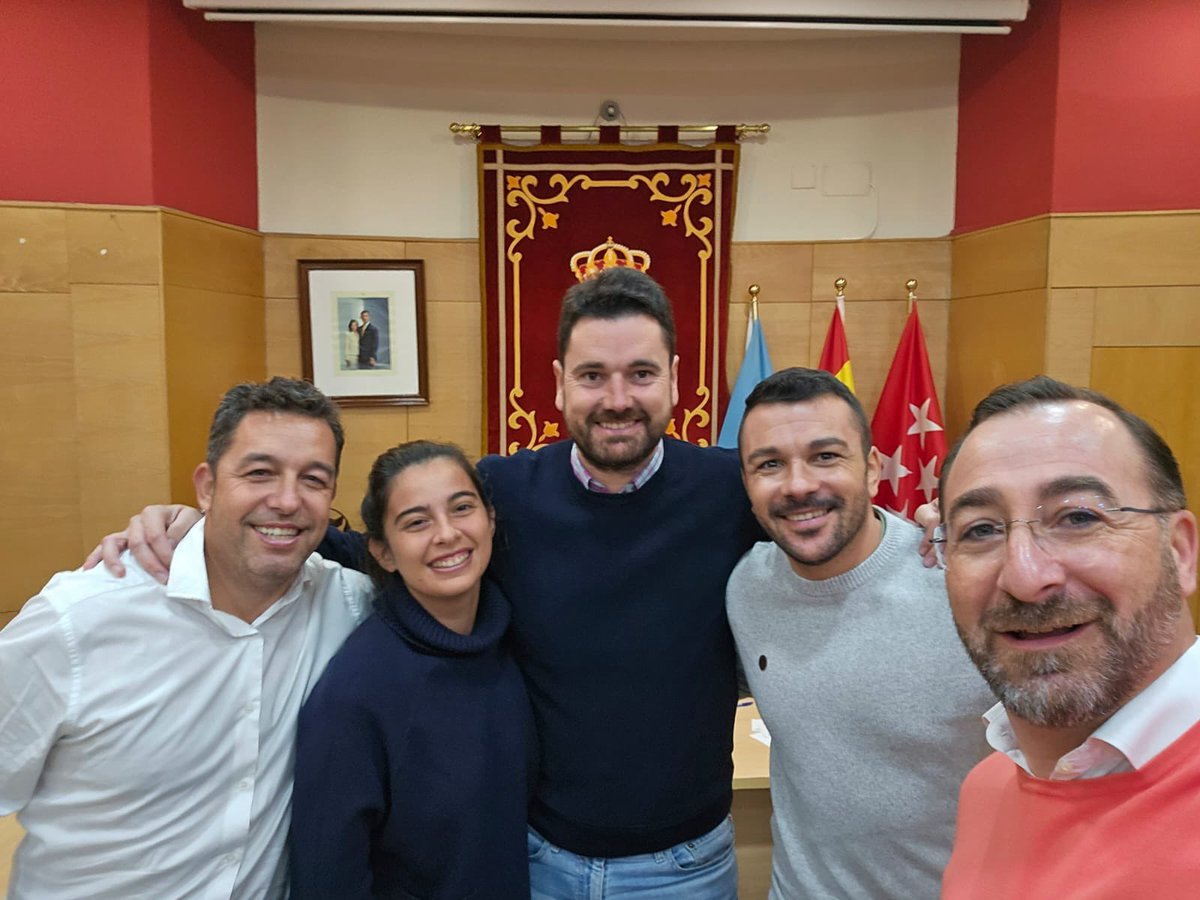 carlosblazquezr's tweet photo. 🔵🇪🇸 Esta mañana he estado con los compañeros y amigos del @elmolarPP en las elecciones a la presidencia y ejecutiva local del @ppopular del municipio

🌟Felicidades Borja Díaz, nuevo Presidente de @elmolarPP 

 🤩 Ha estado con nosotros también el futuro presidente @PPPedrezuela https://t.co/8Kod8vU0G3