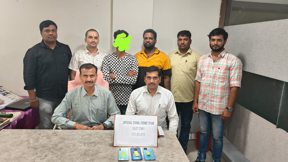 SPECIAL ZONAL CRIME TEAM, EAST ZONE APPREHENDED ONE CELL PHONE SNATCHER On credible information the Special Zonal Crime Team, East Zone, CCS apprehended one cell snatching offender by name Mohd. Abdulllah, S/o Md.Mujeeb who committed cell phone snatching offences in various PS