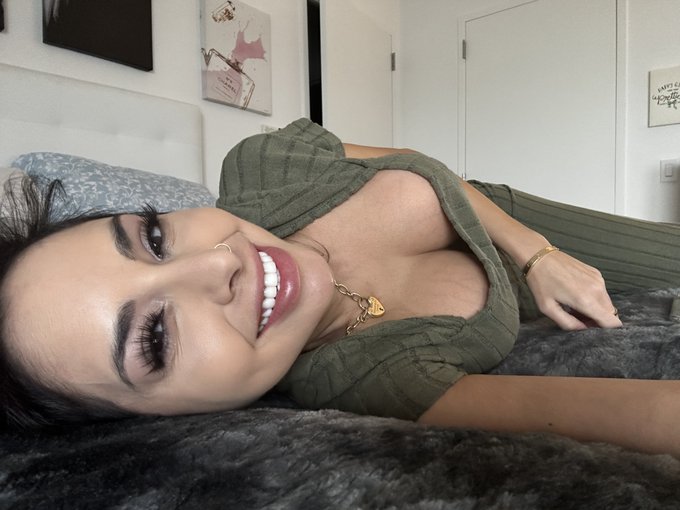 come say hi? 🥰🥰 https://t.co/Jt1GYQLXIQ https://t.co/Npfp0E0DTY