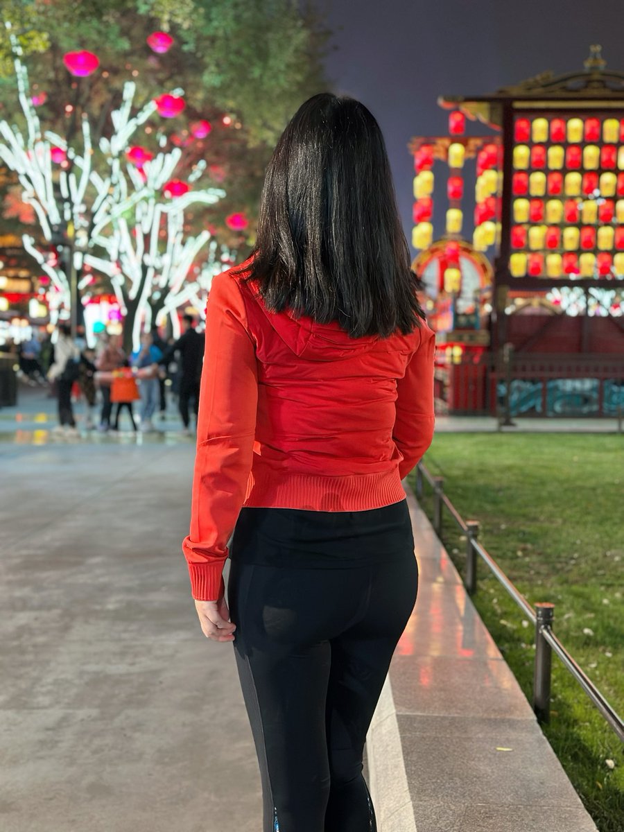 西安街头到处都是穿着唐装汉服的男男女女，不过，我还是喜欢瑜伽裤～～～ https://t.co/uUHRMNwhGG