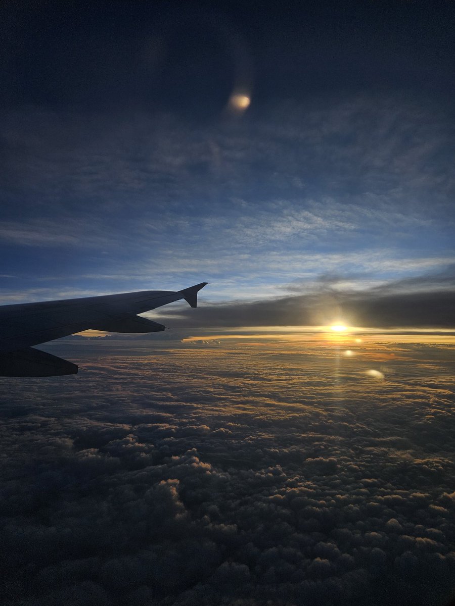 pinillacristina's tweet image. ✈️⚽️ Madrugamos porque hoy es noche de fútbol 🗽 #GanandoleAlAmanecer #IdratherbeFlying