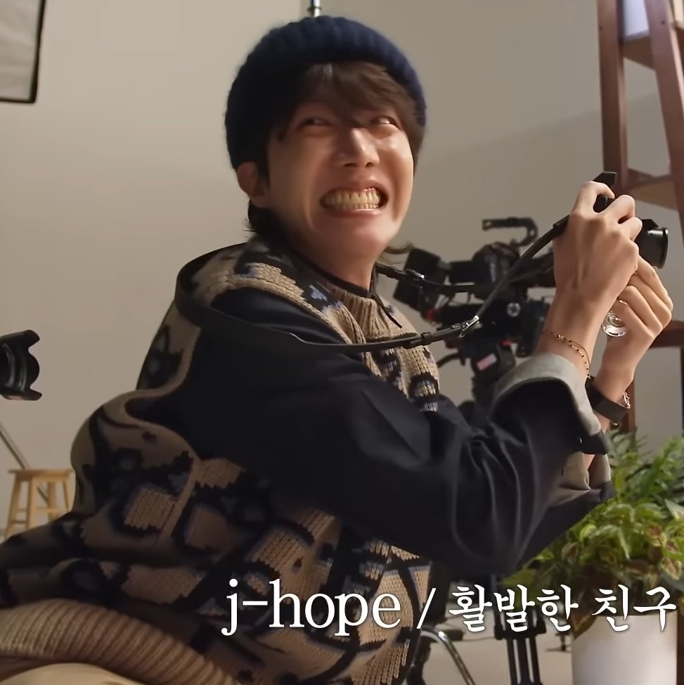 vhopebot's tweet photo. vhope having the same little smile while interrupting suchwita 🥺 https://t.co/YApJA5tO2S
