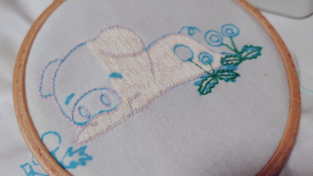 tamika_satton's tweet photo. #いい刺しゅうの日
#いい刺繍の日

ギリギリセーフ！
ってことで最近作ってる子達です(⁠.⁠ ⁠❛⁠ ⁠ᴗ⁠ ⁠❛⁠.⁠)

ぶたさん→ポーチ予定
おにぎり→ブローチ予定

あと、お出かけ時暇つぶし用の子も仕上げていきたいし…あれこれやりたいことが浮かんで来てるので…手が足りない！ https://t.co/Sti3kZ55vO