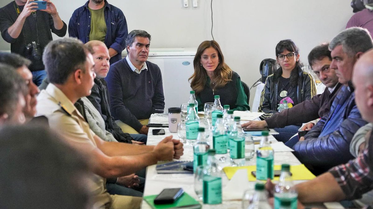 vtolosapaz's tweet photo. #Chaco: Nos reunimos para evaluar el estado actual de la emergencia hídrica, junto al gobernador @jmcapitanich, intendentes, miembros del Gabinete y de entes provinciales, autoridades de la Prefectura Nacional Argentina y de la Policía local.

Desde el @MDSNacion vamos a seguir articulando asistencia para las familias afectadas por las inundaciones de la zona.