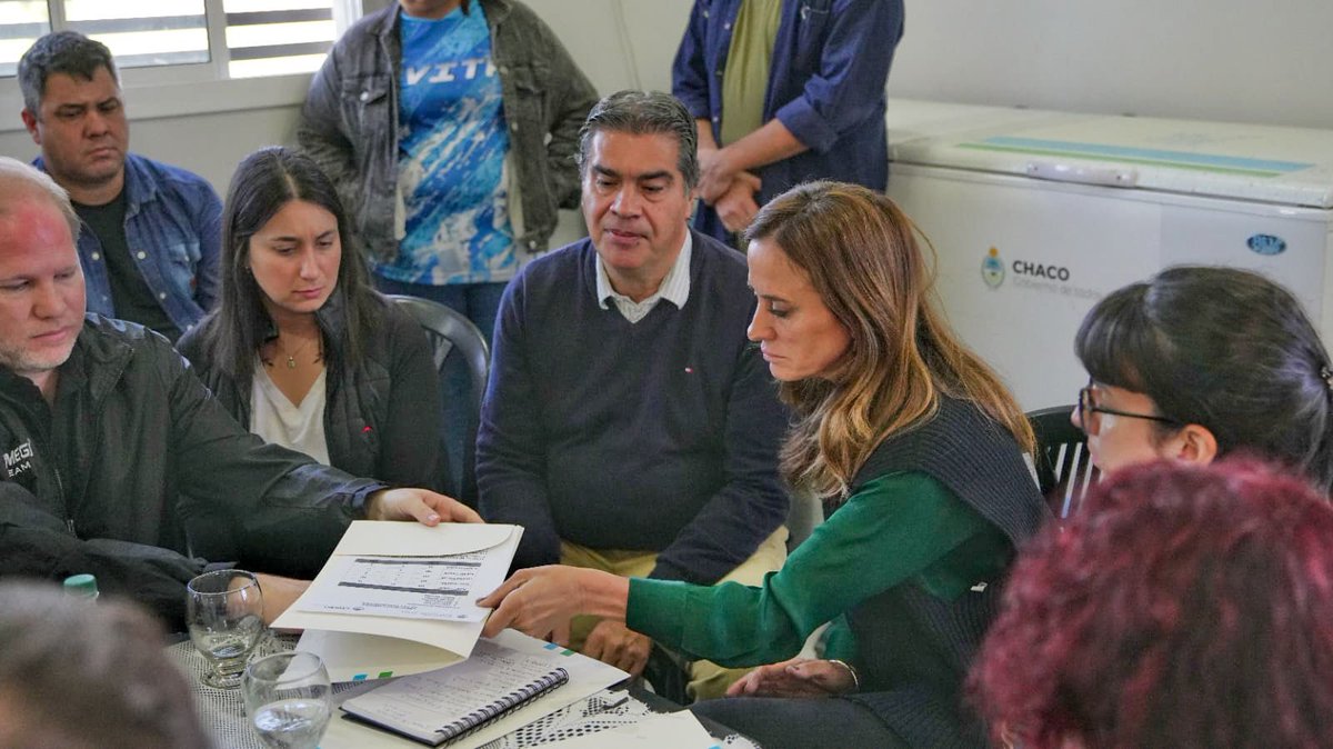 vtolosapaz's tweet photo. #Chaco: Nos reunimos para evaluar el estado actual de la emergencia hídrica, junto al gobernador @jmcapitanich, intendentes, miembros del Gabinete y de entes provinciales, autoridades de la Prefectura Nacional Argentina y de la Policía local.

Desde el @MDSNacion vamos a seguir articulando asistencia para las familias afectadas por las inundaciones de la zona.