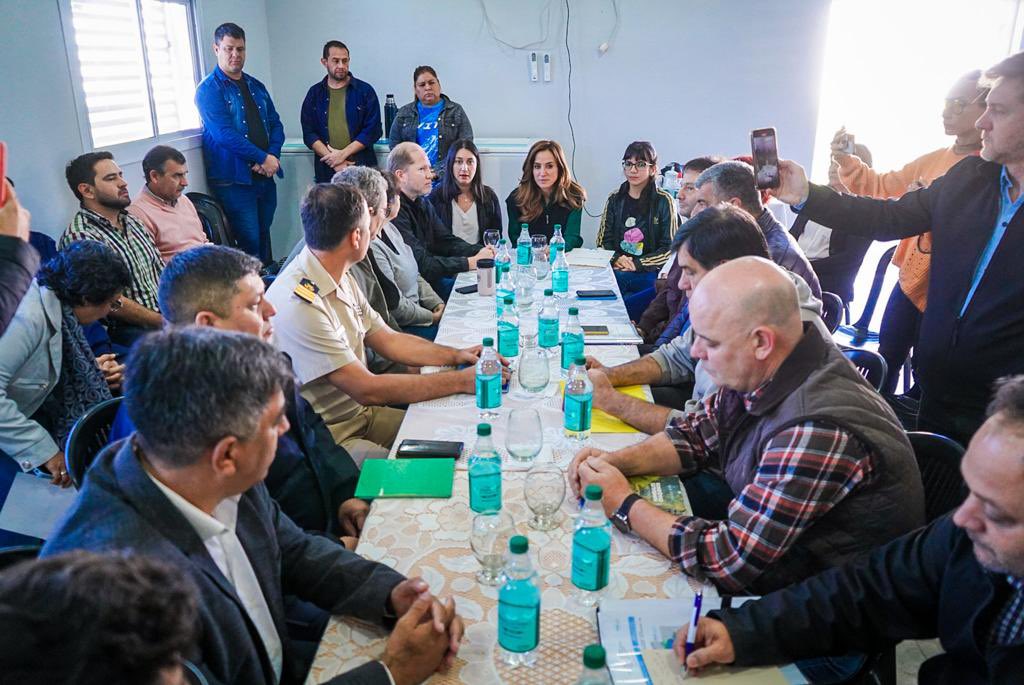 #Chaco: Nos reunimos para evaluar el estado actual de la emergencia hídrica, junto al gobernador @jmcapitanich, intendentes, miembros del Gabinete y de entes provinciales, autoridades de la Prefectura Nacional Argentina y de la Policía local. Desde el @MDSNacion vamos a seguir…