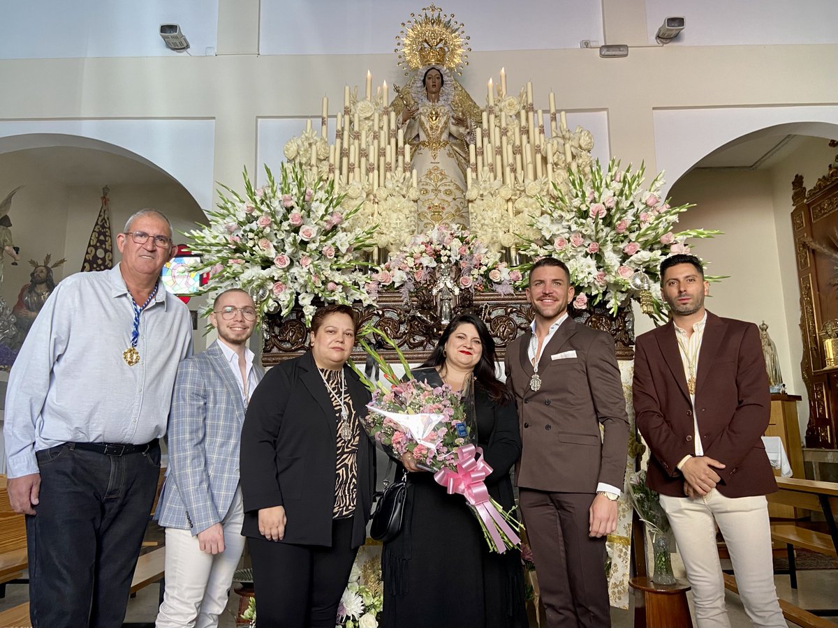 RosarioAlmen's tweet photo. ➡️ Ofrenda Floral.
@H_Estudiantes 
@AlcaldiaAlm 
@hmercedalm https://t.co/wsLacsENYi