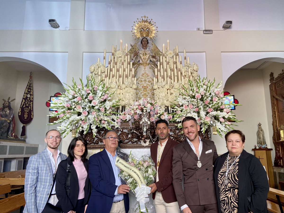 RosarioAlmen's tweet photo. ➡️ Ofrenda Floral.
@H_Estudiantes 
@AlcaldiaAlm 
@hmercedalm https://t.co/wsLacsENYi
