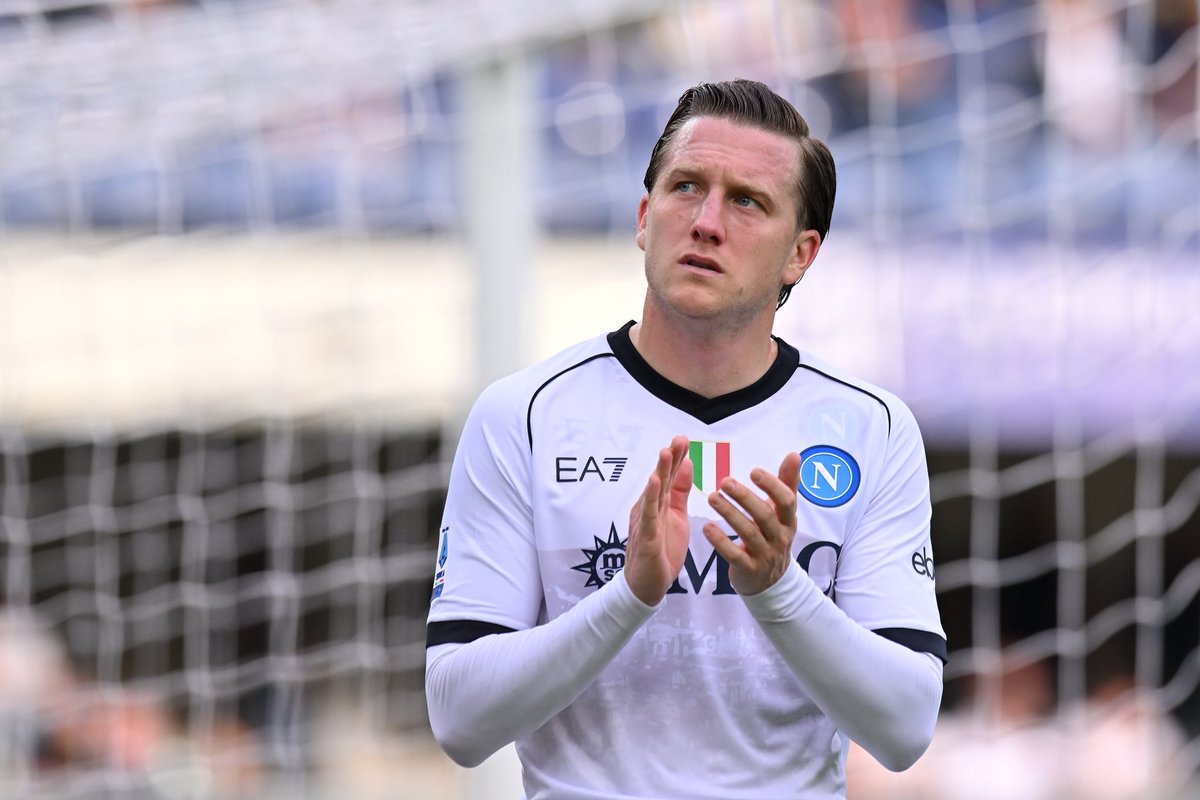 FabrizioRomano's tweet photo. 🔵🇵🇱 Napoli director Meluso: “Zielinski wants to stay here, he’s very happy and he’s always been very clear”.

“We are working to extend his contract and I’m quiet confident”, told DAZN.

ℹ️ Current deal expires June 2024. https://t.co/ak7SWdYq5n