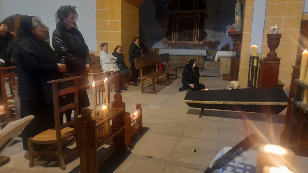AcoaAke's tweet photo. Día de Difuntos en el #concejo de #Morillas 🕯Hildakoen eguna Morillaseko #kontzeju|an
💀 Catafalco, hacheros/argizaiolak, zoquetes/trozos de pan, mantillas y luto para recordar a los antepasados 🥖
#Erriberagoitia #RiberaAlta @AnanakoKuadrila
#Araba #Alava https://t.co/mhfNKSLAS6