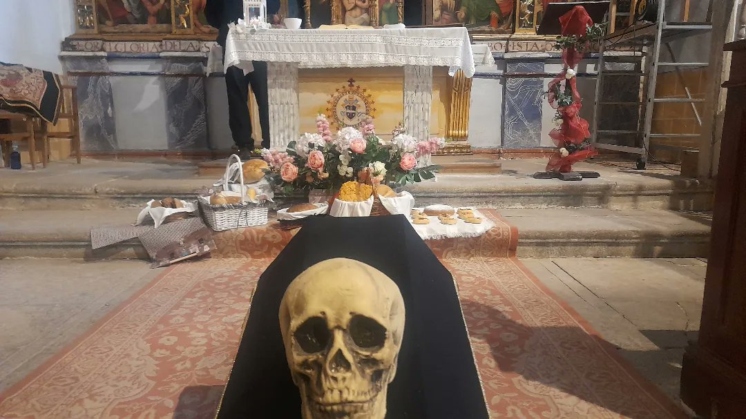AcoaAke's tweet photo. Día de Difuntos en el #concejo de #Morillas 🕯Hildakoen eguna Morillaseko #kontzeju|an
💀 Catafalco, hacheros/argizaiolak, zoquetes/trozos de pan, mantillas y luto para recordar a los antepasados 🥖
#Erriberagoitia #RiberaAlta @AnanakoKuadrila
#Araba #Alava https://t.co/mhfNKSLAS6