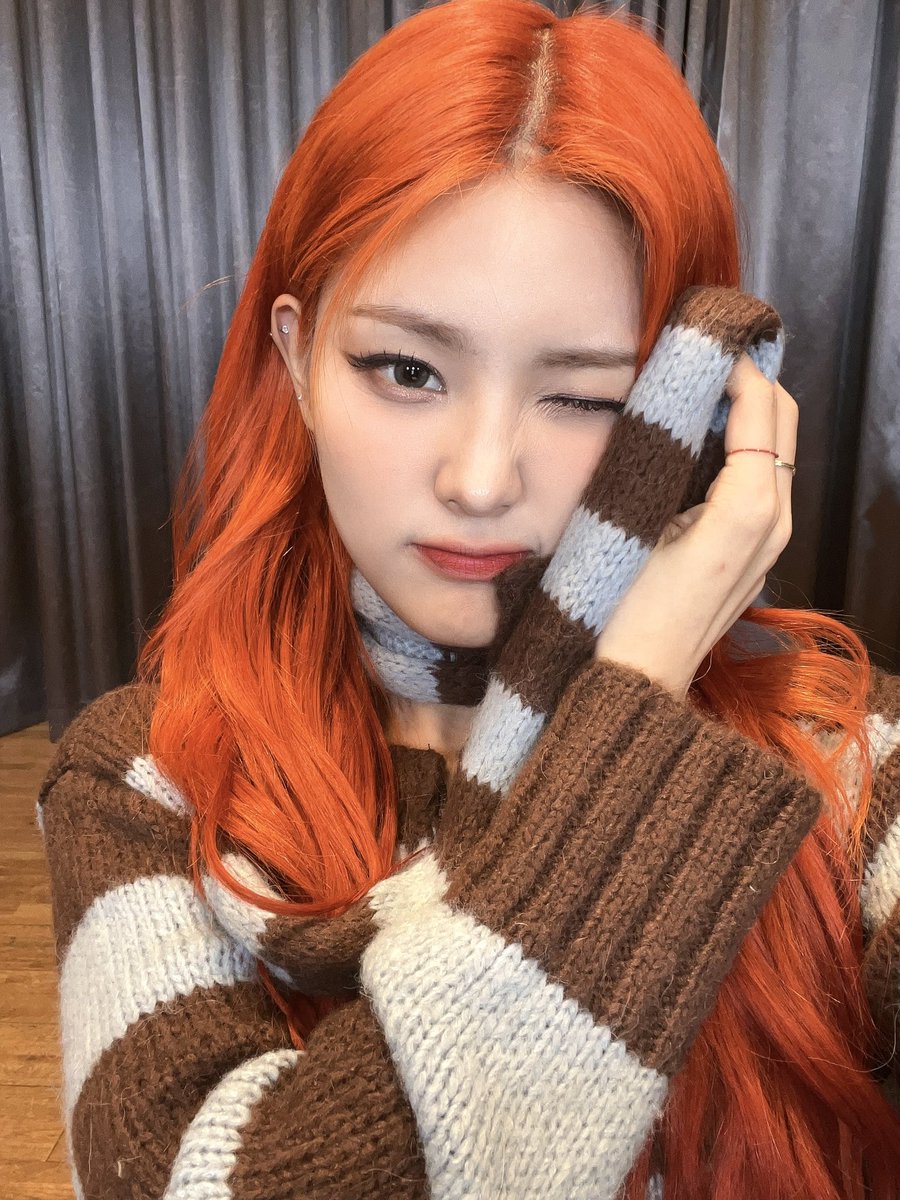 CUBE_LIGHTSUM's tweet photo. [#상아] 남은 가을을 즐기는 중 🍂 https://t.co/4aMjoJtT7f