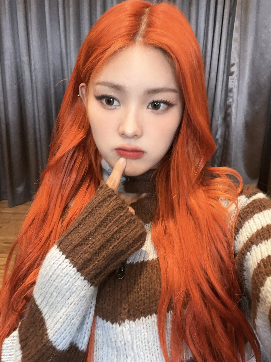CUBE_LIGHTSUM's tweet photo. [#상아] 남은 가을을 즐기는 중 🍂 https://t.co/4aMjoJtT7f