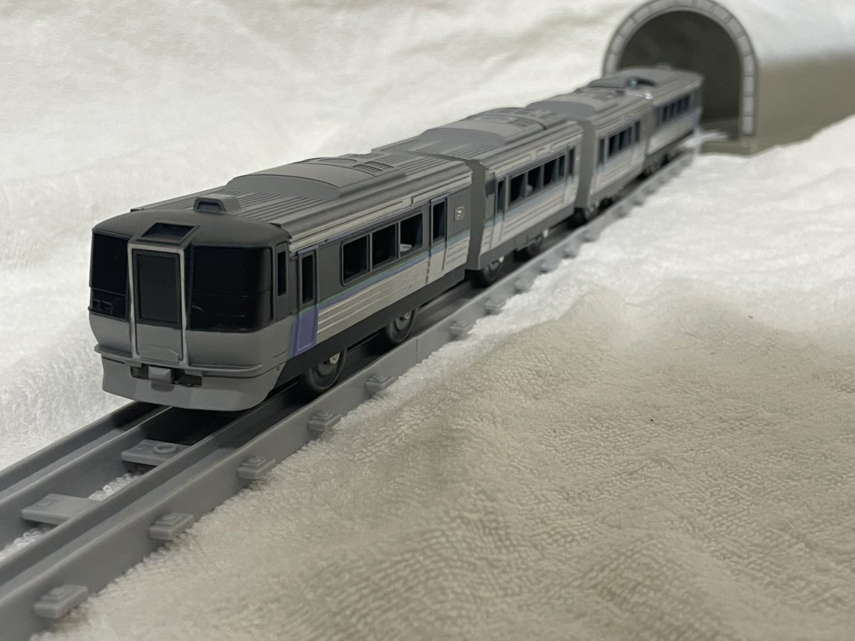 485_183_523d's tweet photo. プラレール　785系特急電車
今度こそ完成しました。
一度、昨年秋に完成したつもりでしたが、抜き窓がしっくり来なかったことと、屋根上の抵抗器を忘れていたので部品を追加しました。
改造元データはサロハくん(@103_3500)の提供です。

#改造プラレール
#製造プラレール https://t.co/xl0VDOp9jn