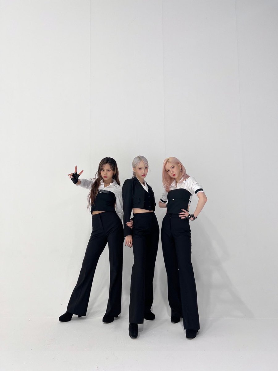 Suit Dance #오무완 🖤

🔗 youtu.be/nFHG0TeBIIs?si…

#VIVIZ #비비지 #EUNHA #은하 #SINB #신비 #UMJI #엄지 #MANIAC #매니악