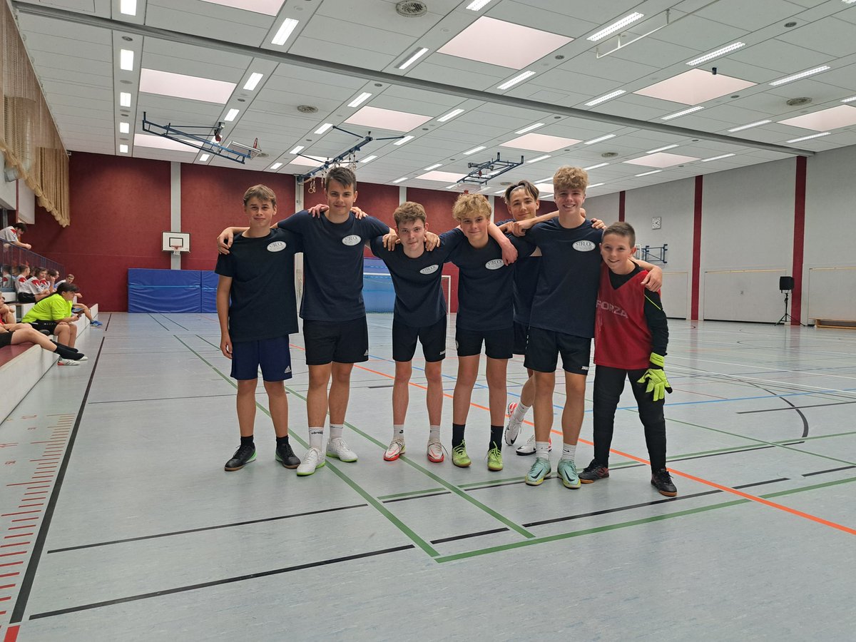 FFDoebernLand's tweet photo. Beim 7. Hallenfußballturnier der Kreisjugendfeuerwehr Spree-Neiße setzte sich unser Team Wolfshain/Klein Loitz mit souveränen Leistungen und einem Torverhältnis von 35:2 Toren durch und holten damit den Turniersieg zum 7. Mal in Folge in das Amt Döbern-Land ⚽️👨‍🚒🏆🍀😊. https://t.co/JRPz0XghDv