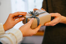 Areyvut's tweet image. After Shabbat, bring a gift to someone for no other reason than to be nice. 
#gift #kindgesture #spreadkindness
