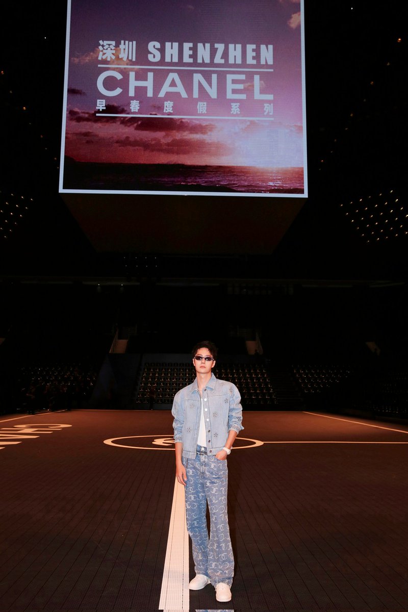 YiboMx's tweet photo. Actualización de YIBO-OFFICIA:

 El embajador de la marca
#WangYibo asistió a la conferencia de lanzamiento de Shenzhen de la serie de primavera de CHANEL 2023-2024 y sintió el estilo de vacaciones cómodo y confortable 💚

#WangYibo王一博 
https://t.co/DzNsN8GNqE