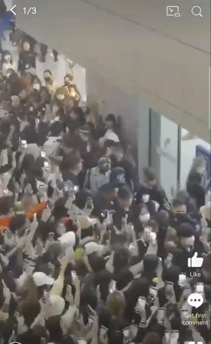 YANGYANGLIU_TH's tweet photo. To. @WayV_official @NCTsmtown @SMTOWNGLOBAL
You have to protect your artists. They must have bodyguards. Many fans were so unconscious that they were able to close in on the artist. Prevent injuries to artists. You must protect WayV. Please take care of them!
#SMpleaseProtectWayV