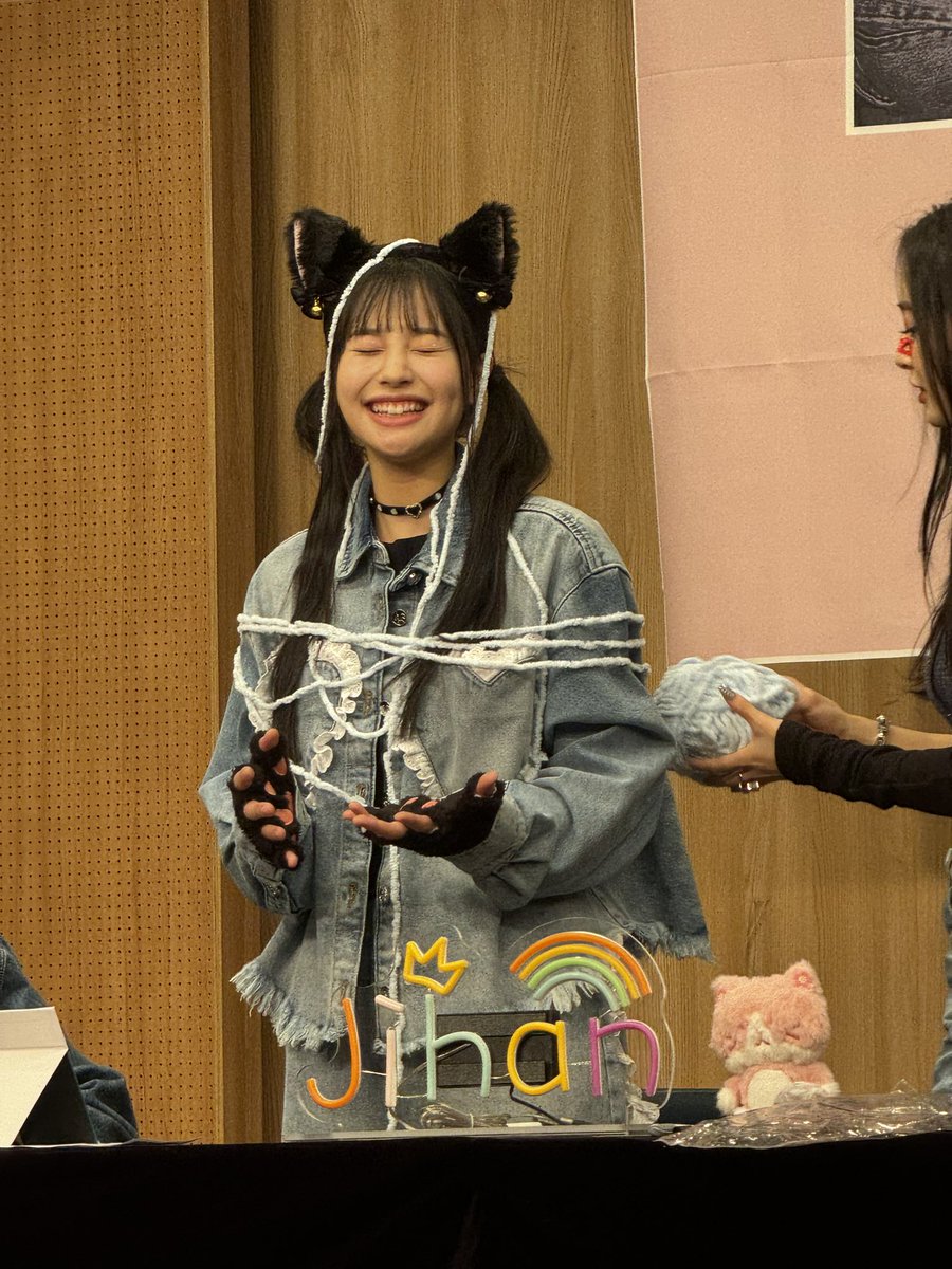 kcwday's tweet photo. han jihyo really the cutest person ever 🥺🤍 need to protect her at all cost https://t.co/B0VsIFRwpK