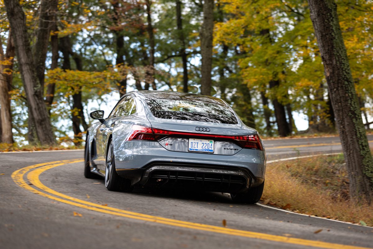 AudiStuart's tweet image. Revel in the exhilarating journey through the colors of the season. 🍁🚗✨ #AudiRSEtronGT #AutumnAdventures #DrivingInStyle #AudiStuart