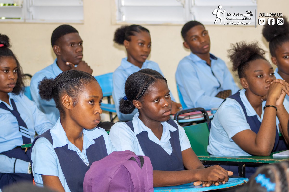 JackyLumarque's tweet photo. Malgré les déboires qui assombrissent l’avenir de notre jeunesse il faut maintenir le cap sur sa préparation. 

J’étais heureux d’accueillir les élèves du lycée de Pétion-Ville dans un stage d’immersion sur les changements climatiques à l’@UQuisqueyaHaiti.

Nous continuons à mettre la science à la portée de la jeunesse et au service de la société.

#ScienceEtJeunesse