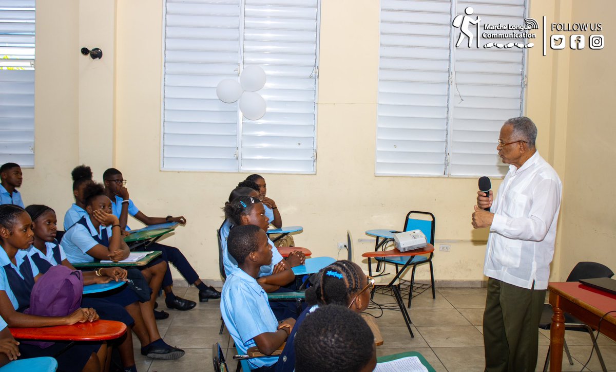 JackyLumarque's tweet photo. Malgré les déboires qui assombrissent l’avenir de notre jeunesse il faut maintenir le cap sur sa préparation. 

J’étais heureux d’accueillir les élèves du lycée de Pétion-Ville dans un stage d’immersion sur les changements climatiques à l’@UQuisqueyaHaiti.

Nous continuons à mettre la science à la portée de la jeunesse et au service de la société.

#ScienceEtJeunesse