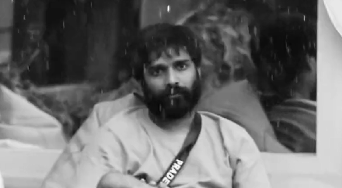 nkoptimist's tweet photo. Not only us, but even this bird will miss him.💔

Every morning, @TheDhaadiBoy used to feed this bird at 7:30 am. Tomorrow, this bird will come and wait at 7:30 am, but #Pradeep won't be there🥲

#BiggBossTamil7 #BiggBoss7Tamil #PradeepAntony https://t.co/3Vz3p5bEqg