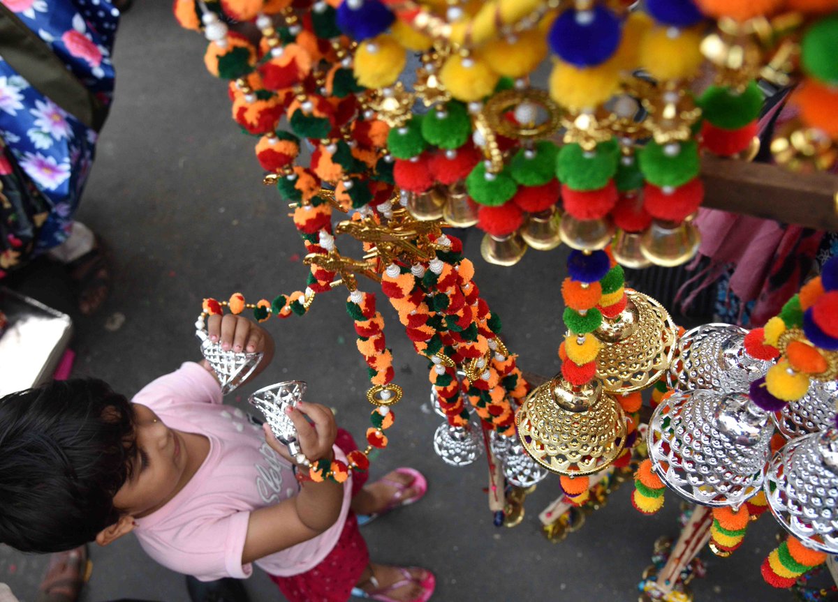 SaamanaOnline's tweet photo. दिवाळी सणाच्या खरेदीला उधाण!
फोटो - रुपेश जाधव
#Diwali2023 #Festival #shopingtime #Saamanaonline #Viralpost https://t.co/3IMyY9WDmk