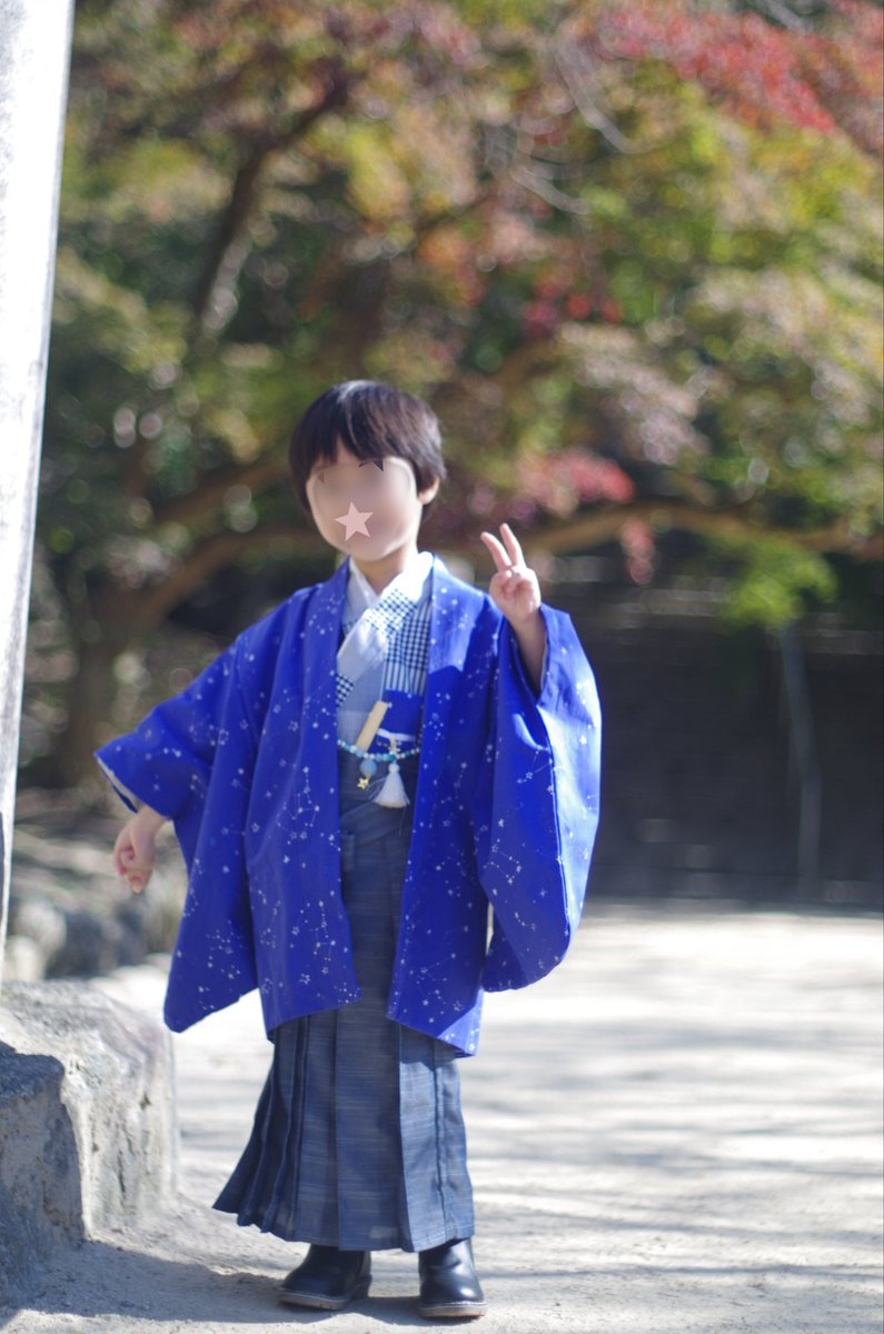 eryngii_kz's tweet photo. ちょっと早いけど七五三詣りへ⛩️
今回行った神社は、千歳飴袋のデザインが4種類から選べたり（しかもどれもかわいい）、その場で写真を撮って顔写真入りの缶バッジを作っていただけたりで、息子も楽しんでくれたのでよかった☺️ https://t.co/uzZcLtS8k7