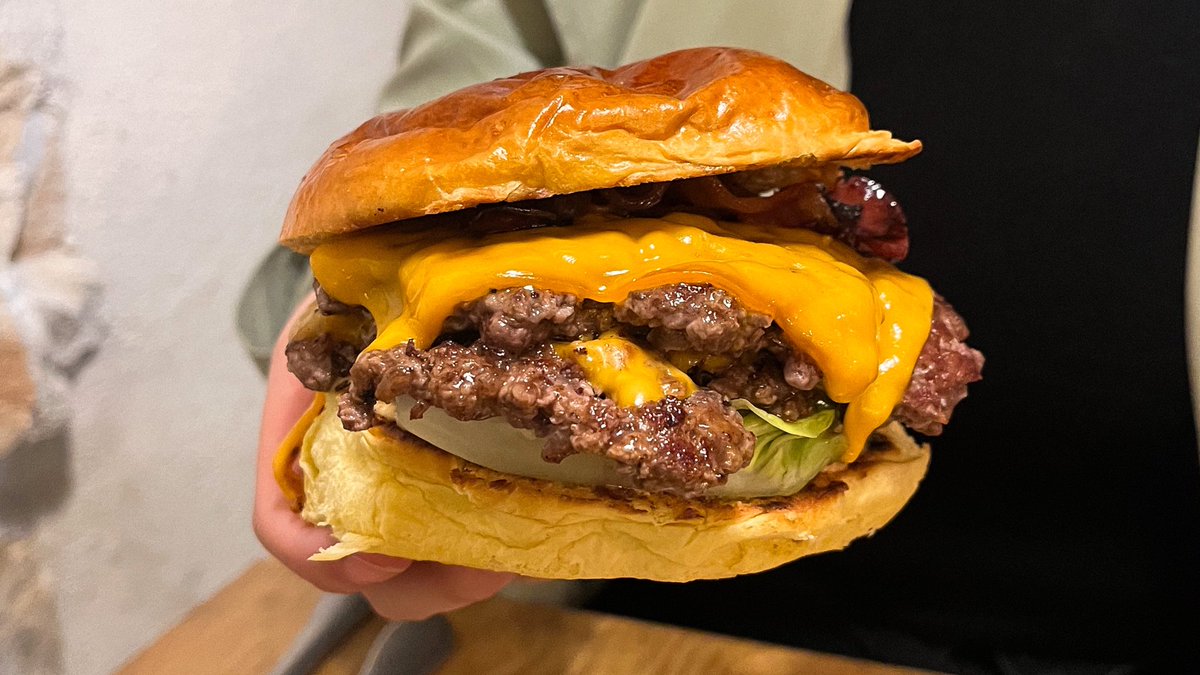 chorbetenaranja's tweet photo. 25. Ayer nos encontramos esta hamburguesería que se llama #AlRas en el pueblecito de Guadalest.
Y a pesar de tener mucho margen de mejora, fue una grata sorpresa la verdad 🍔🤤 https://t.co/nnMROYcb8N
