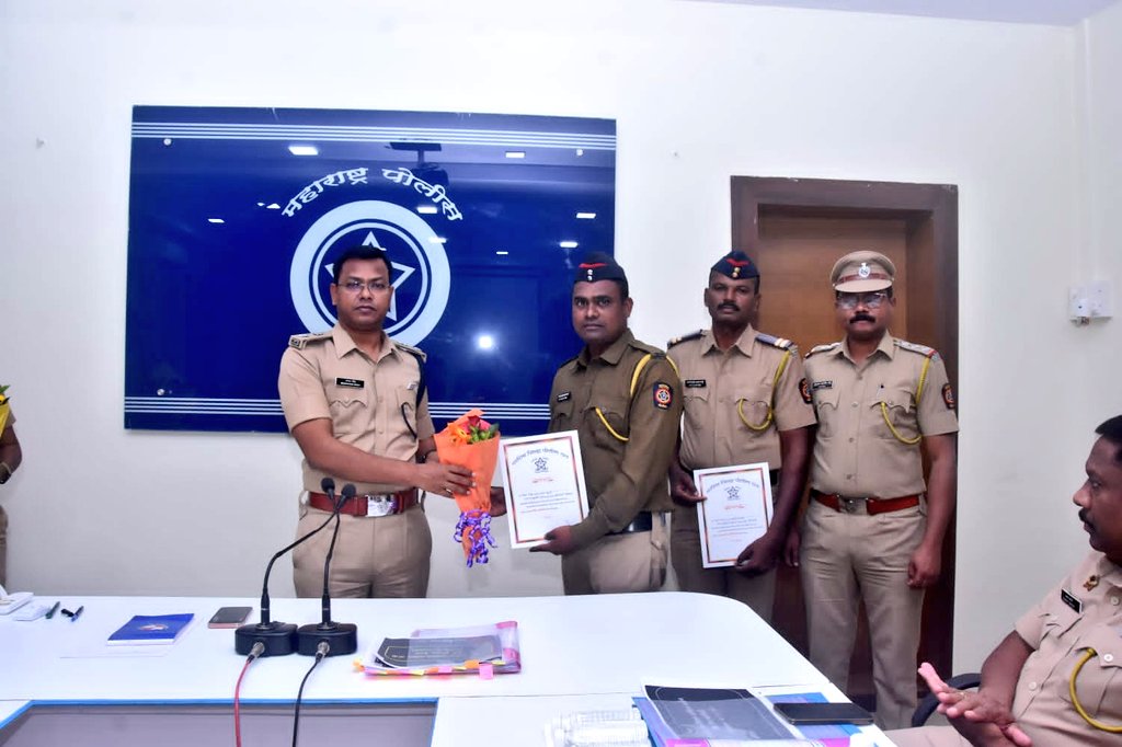 SP_Washim's tweet photo. #Felicitation I मा.पोलीस अधीक्षक श्री.@IPS_Bachchan यांनी मासिक गुन्हे सभे दरम्यान उल्लेखनीय कामगिरी करणारे एकूण 21 पोलीस अधिकारी व अंमलदारांचा पुष्पगुच्छ व प्रमाणपत्र देऊन सत्कार केला व पुढील कार्यास शुभेच्छा दिल्या.

@IGP_AmtRange @DGPMaharashtra @maharashtra_hmo @InfoWashim https://t.co/MyDOhGW9Sz