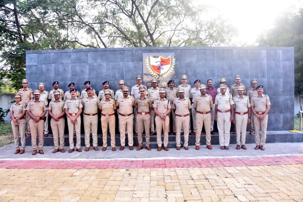 #Felicitation I मा.पोलीस अधीक्षक श्री.<a href="/IPS_Bachchan/">Bachchan Singh</a> यांनी मासिक गुन्हे सभे दरम्यान उल्लेखनीय कामगिरी करणारे एकूण 21 पोलीस अधिकारी व अंमलदारांचा पुष्पगुच्छ व प्रमाणपत्र देऊन सत्कार केला व पुढील कार्यास शुभेच्छा दिल्या.

<a href="/IGP_AmtRange/">IGP AMRAVATI RANGE</a> <a href="/DGPMaharashtra/">महाराष्ट्र पोलीस - Maharashtra Police</a> <a href="/maharashtra_hmo/">HMO Maharashtra</a> <a href="/InfoWashim/">जिल्हा माहिती कार्यालय वाशिम</a>