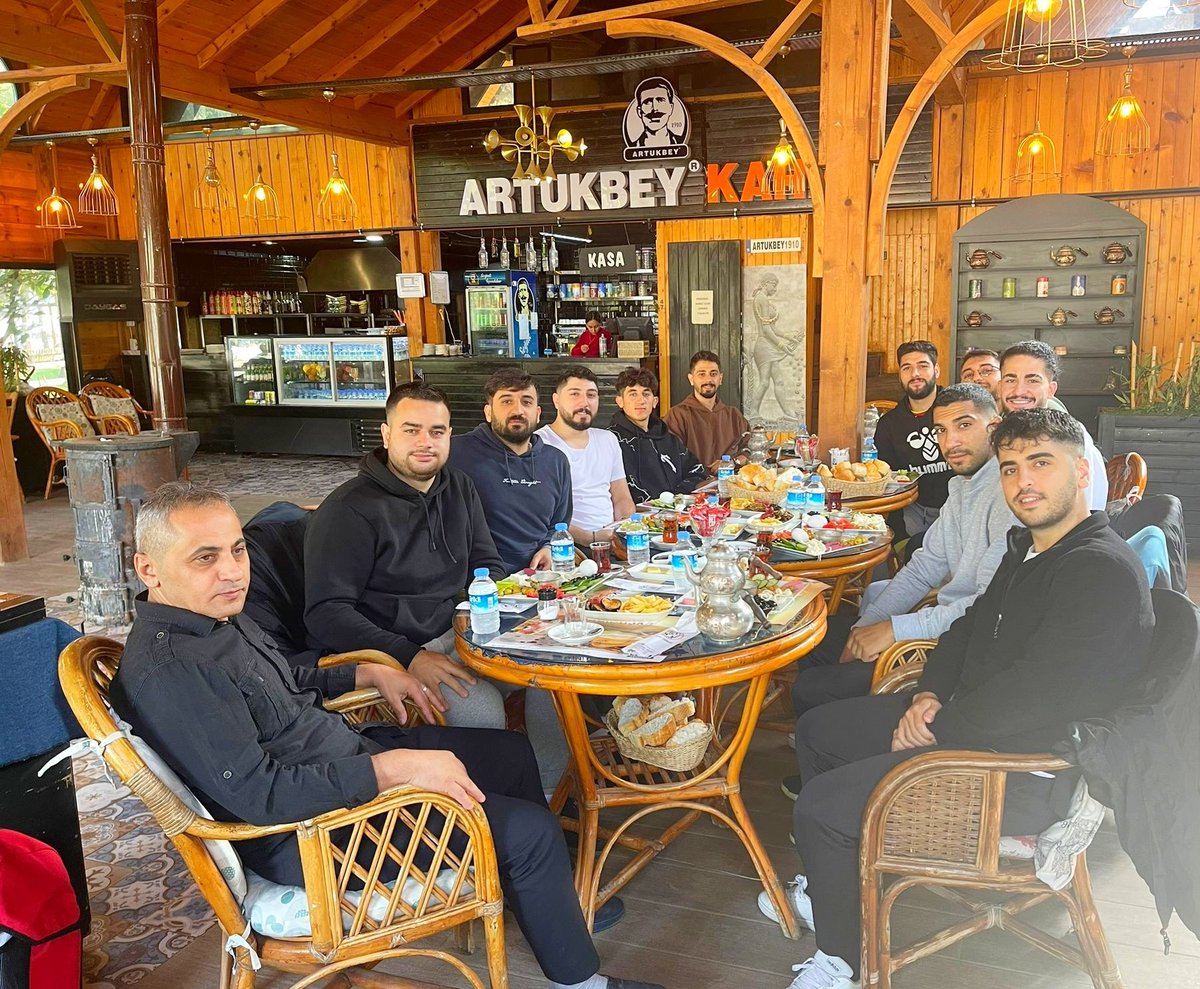 İl Başkanımız Sn.Kadir Kerimoğlu
 2.lik hentbol Ligi'nde ilimizi Temsil Eden  1903mardinspor hentbol takımımızı Maç kahvaltısında misafir Etti.<a href="/emin_ekmen/">Mehmet Emin Ekmen</a> <a href="/avidrissahin/">Av. İdris Şahin</a> <a href="/hasankaraltr/">Hasan Karal</a> <a href="/dogasanlioglu/">Doğa Şanlıoğlu</a> <a href="/Baharsaygili/">Bahar SAYGILI</a>