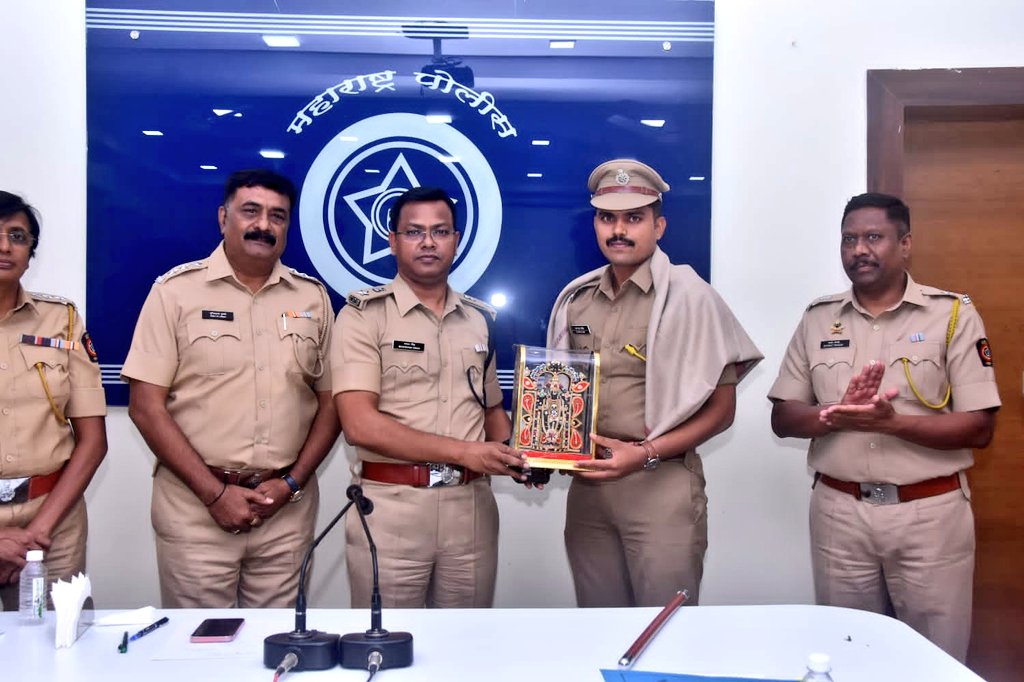 #Felicitation I वाशिम पोलीस दलातील प्रशिक्षण कालावधी यशस्वीरीत्या पूर्ण करून पुढील प्रशिक्षणासाठी जाणारे DySP श्री.अमर मोहिते यांना मा.पोलीस अधीक्षक श्री.<a href="/IPS_Bachchan/">Bachchan Singh</a> यांनी शाल-श्रीफळ, पुष्पगुच्छ व भेटवस्तु देऊन सत्कार केला व यशस्वी वाटचालीसाठी शुभेच्छा दिल्या.

<a href="/IGP_AmtRange/">IGP AMRAVATI RANGE</a>