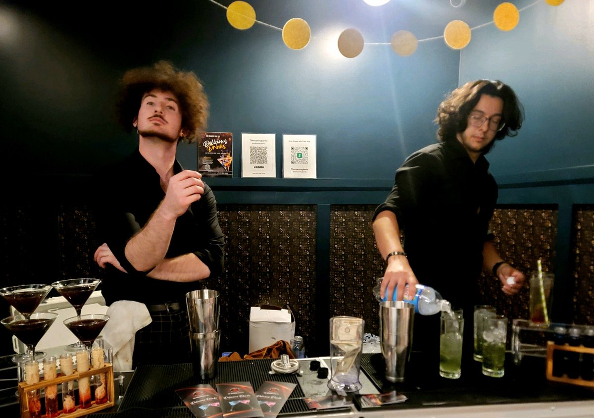 TheRoamingBar's tweet photo. Meet the crew.
#theroamingbar #mobilebar #privateevent #mixology #cocktails #drinks #EVENT https://t.co/lPkTF61DSM