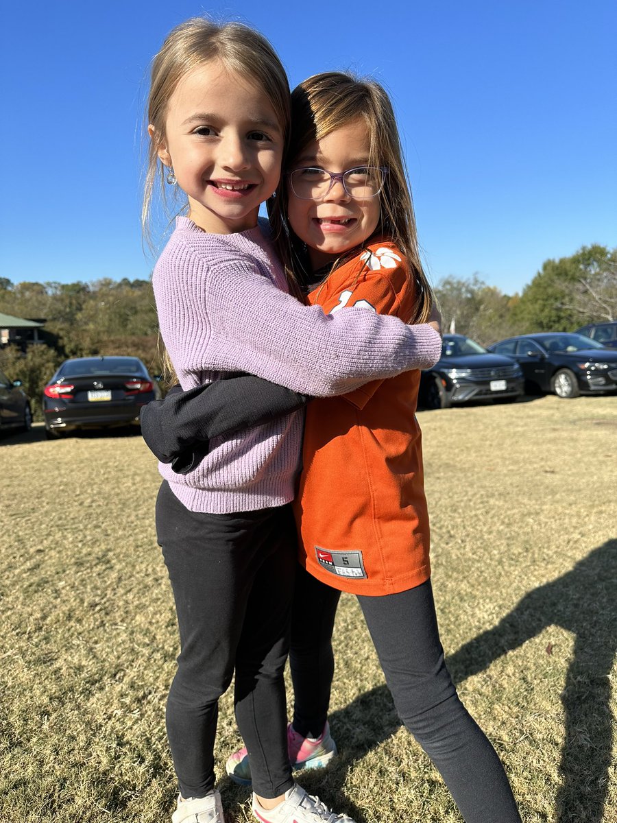82tigers's tweet photo. The two BEST girls ready to cheer on their Tigers! #bestinthegame https://t.co/sjZwSctFiZ