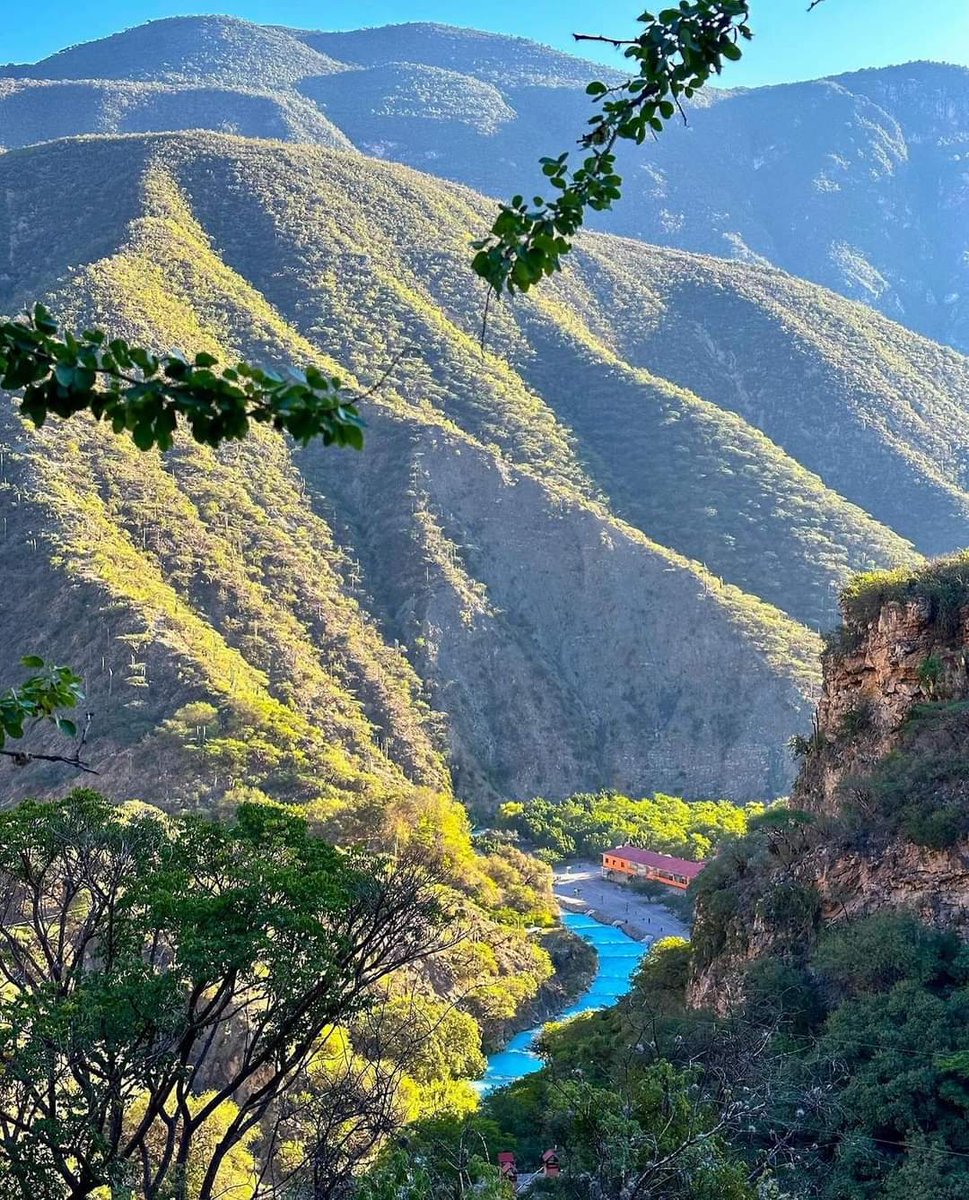 OscarP_H's tweet image. Una vista impresionante hacia las Grutas Tolantongo 🌵🌊 

#VenAHidalgo 
📷@faaabbs_