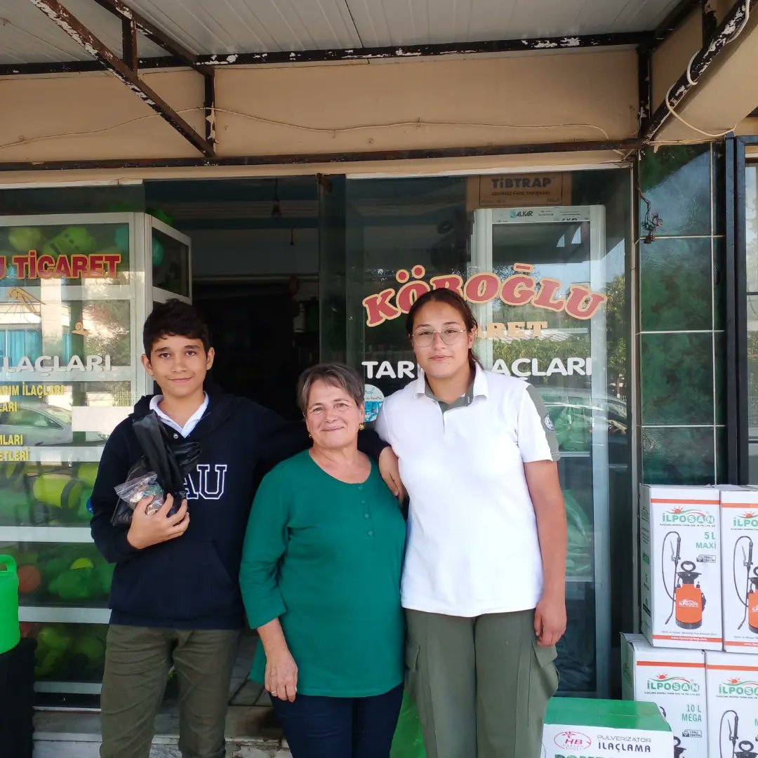 Merhabalar
Okuluzumuz <a href="/hau_anadolu/">Halıcı Ahmet Urkay Anadolu Lisesi</a> 'nun arka bahçesine yeniden mini bahçe kurmayı hedefliyoruz. Bunu yapmak için geçen seneden kalan minik bir alanımız vardı fakat ekeceğimiz şeylerin tohumları ve gübremiz yoktu.