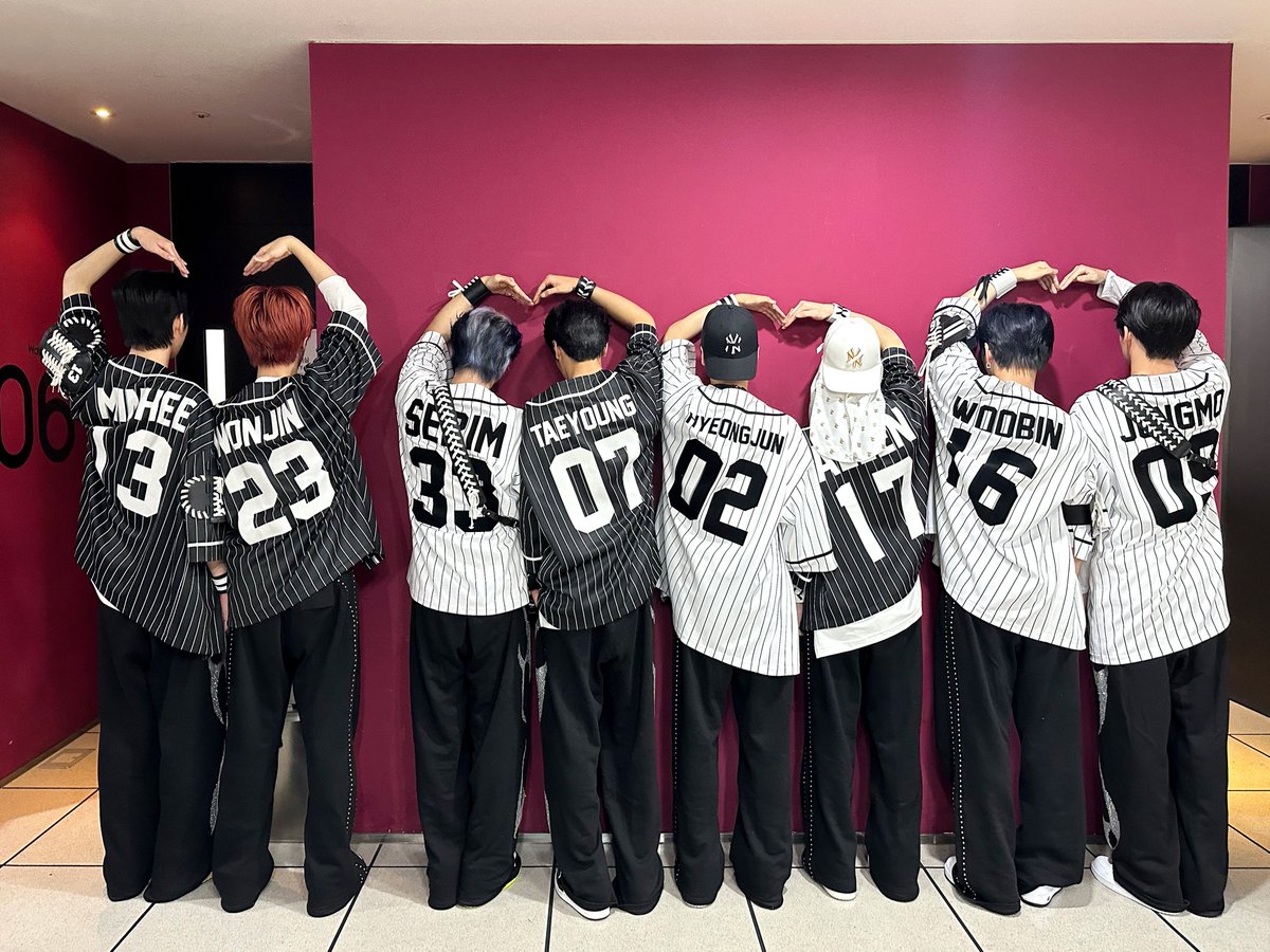 CRAVITYstarship's tweet photo. [📸] 231104
𝐂𝐑𝐀𝐕𝐈𝐓𝐘 𝟏𝟑𝟎𝟎 𝐃𝐀𝐘𝐒💝
⠀
러비티로 가득 채워나간 1300일
앞으로도 크래비티와 함께해요❤
⠀
#CRAVITY #크래비티
#SUN_SEEKER
#Cheese
#Ready_or_Not
#MEGAPHONE https://t.co/4ZOkH0LHYt