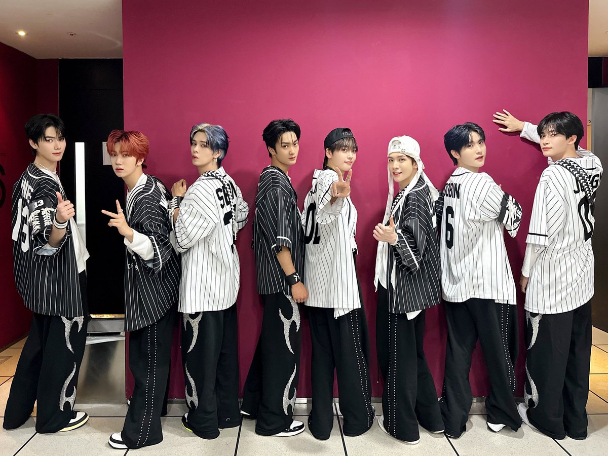 CRAVITYstarship's tweet photo. [📸] 231104
𝐂𝐑𝐀𝐕𝐈𝐓𝐘 𝟏𝟑𝟎𝟎 𝐃𝐀𝐘𝐒💝
⠀
러비티로 가득 채워나간 1300일
앞으로도 크래비티와 함께해요❤
⠀
#CRAVITY #크래비티
#SUN_SEEKER
#Cheese
#Ready_or_Not
#MEGAPHONE https://t.co/4ZOkH0LHYt