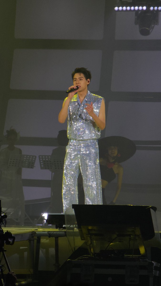 pizzakisster's tweet photo. ชุดกลิตเตอร์แบบตะโกนนนนนน

#BillkinTempoConcertDAY1 https://t.co/6UOwZYAzju