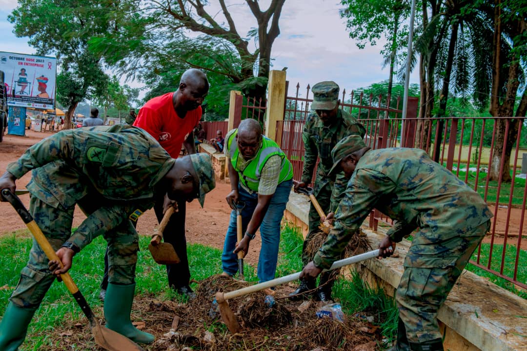 GazamBetty's tweet image. Chaque samedi, le #contingent bilatéral #Rwandais s&apos;implique activement dans les travaux communautaires à #Bangui, lancés sous l&apos;initiative du #Président Faustin Archange #Touadera