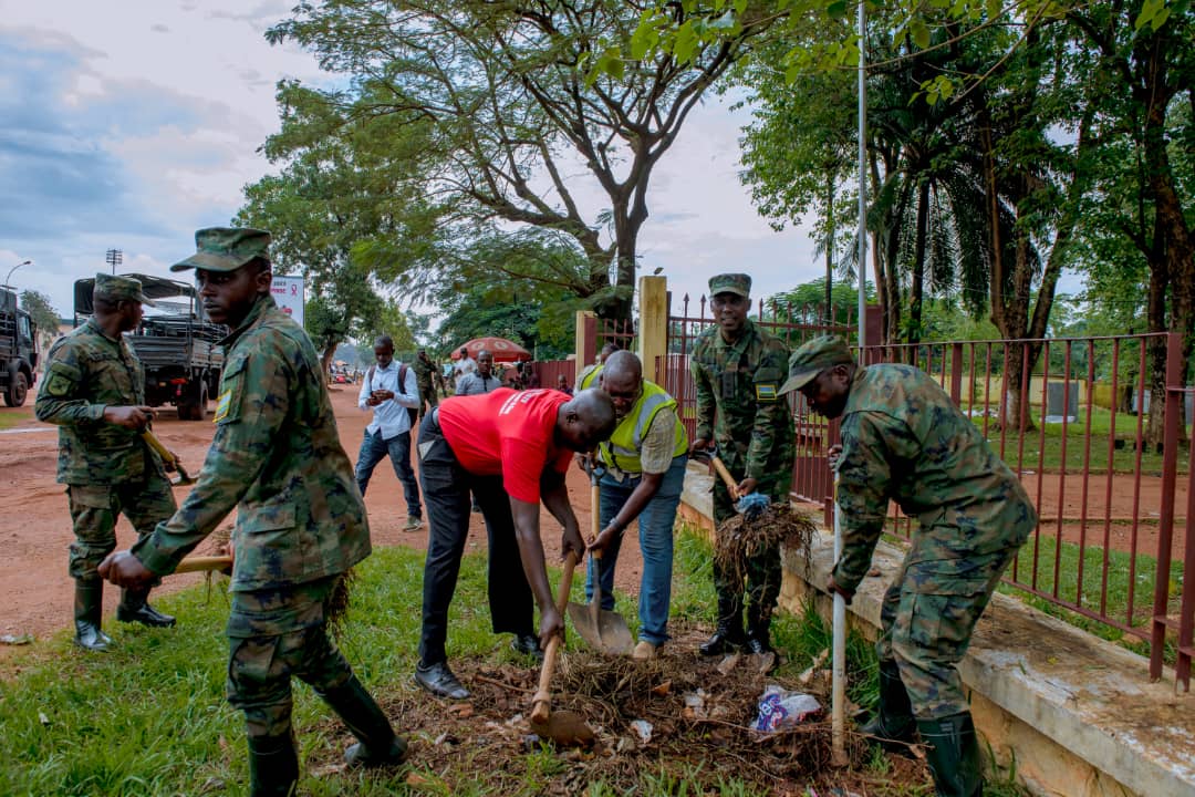 GazamBetty's tweet image. Chaque samedi, le #contingent bilatéral #Rwandais s&apos;implique activement dans les travaux communautaires à #Bangui, lancés sous l&apos;initiative du #Président Faustin Archange #Touadera