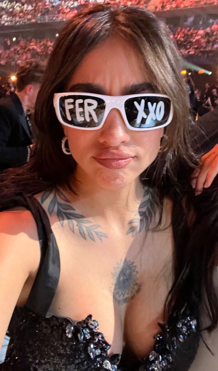 Maria Becerra con los lentes del FERXXO. 😝