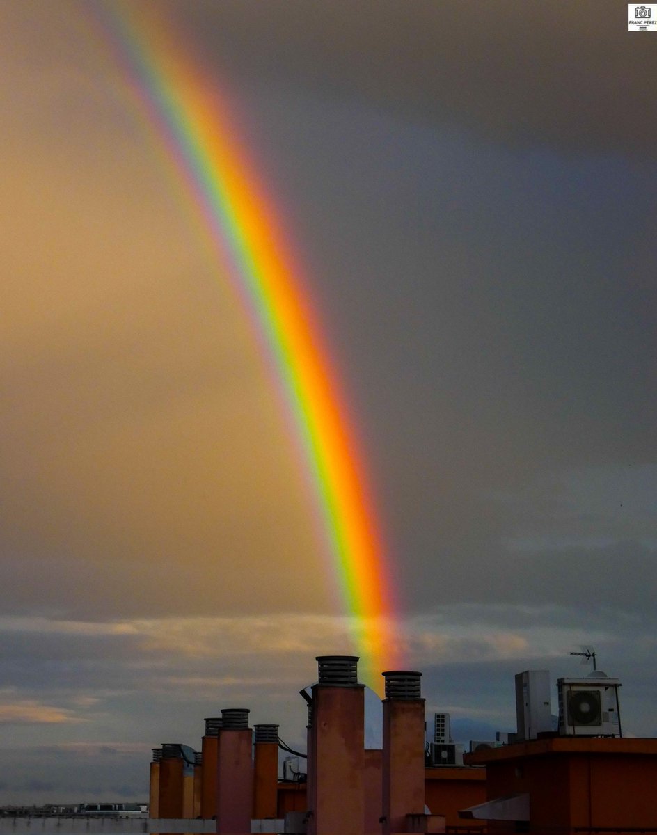 Forozcoe's tweet photo. Cuando se pone el Sol ☀️ en el momento del atardecer surge la magia y si llueve , el arcoiris 🌈 hace acto de presencia. #francperezfotografo  @AEMET_Esp  @AEMET_Andalucia https://t.co/u8enf08Pl9