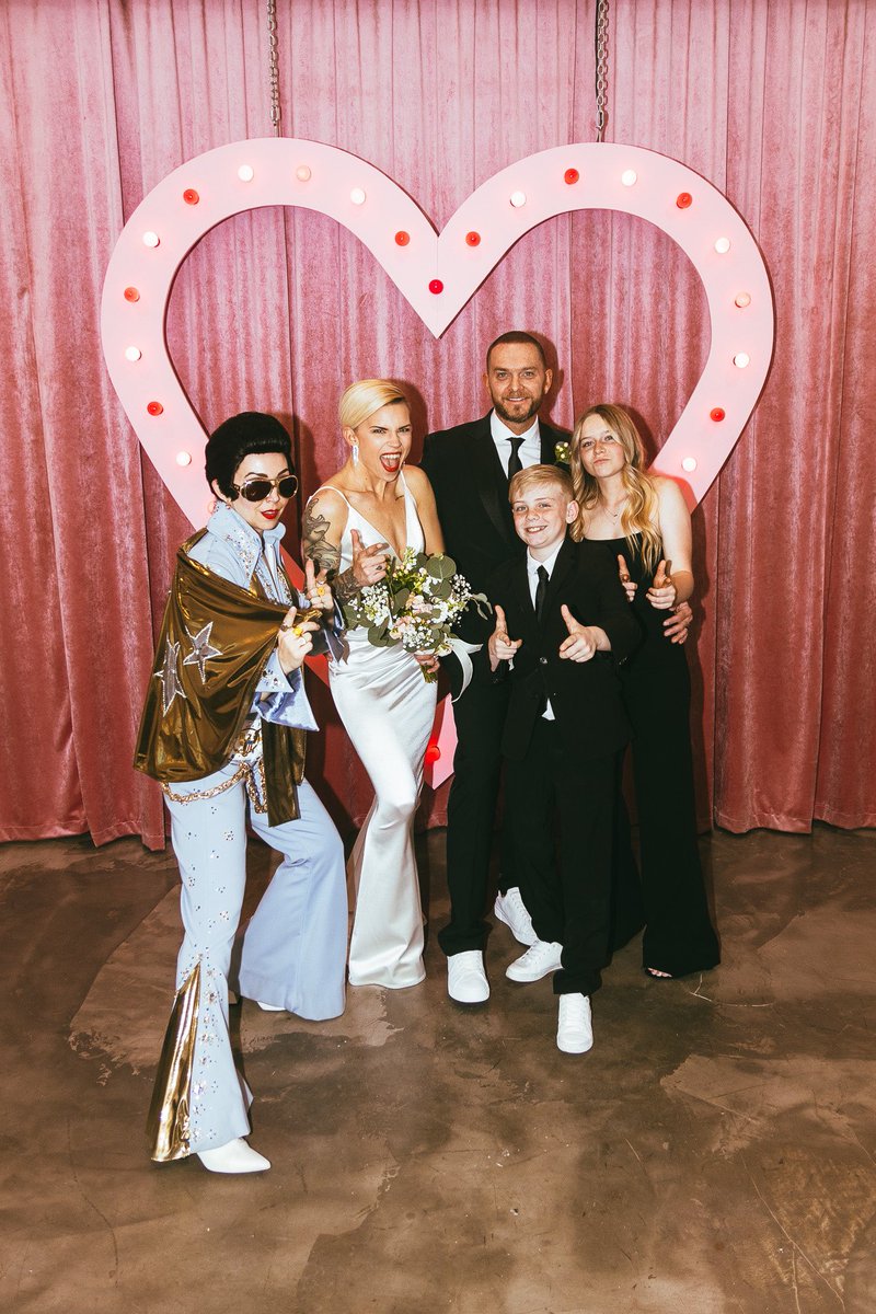 Anna Skates tweet media